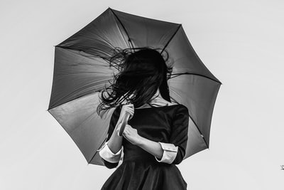 灰度照片的女人拿着伞
